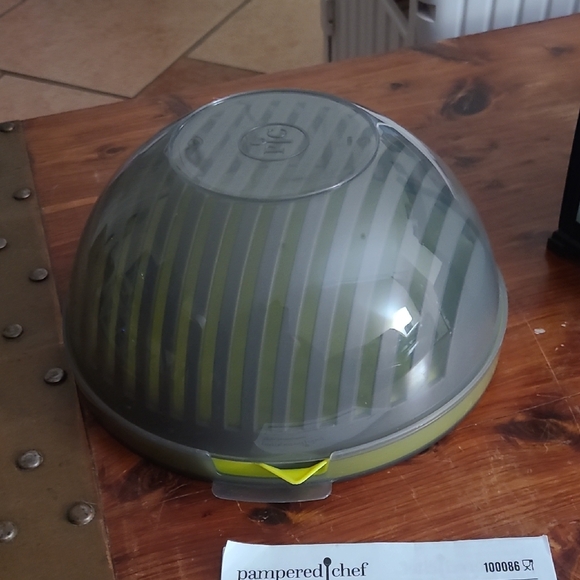 Pampered Chef Salad Cutting Bowl - Picture 3 of 9